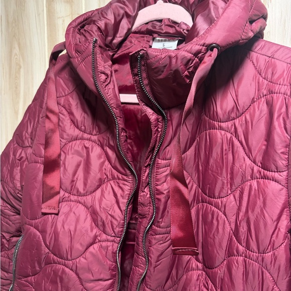 Serra Quilted Hooded Puffer Jacket in Burgundy - Picture 3 of 5